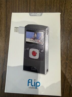 Cisco Flip Video Pocket Camcorder in Black with Red Button
